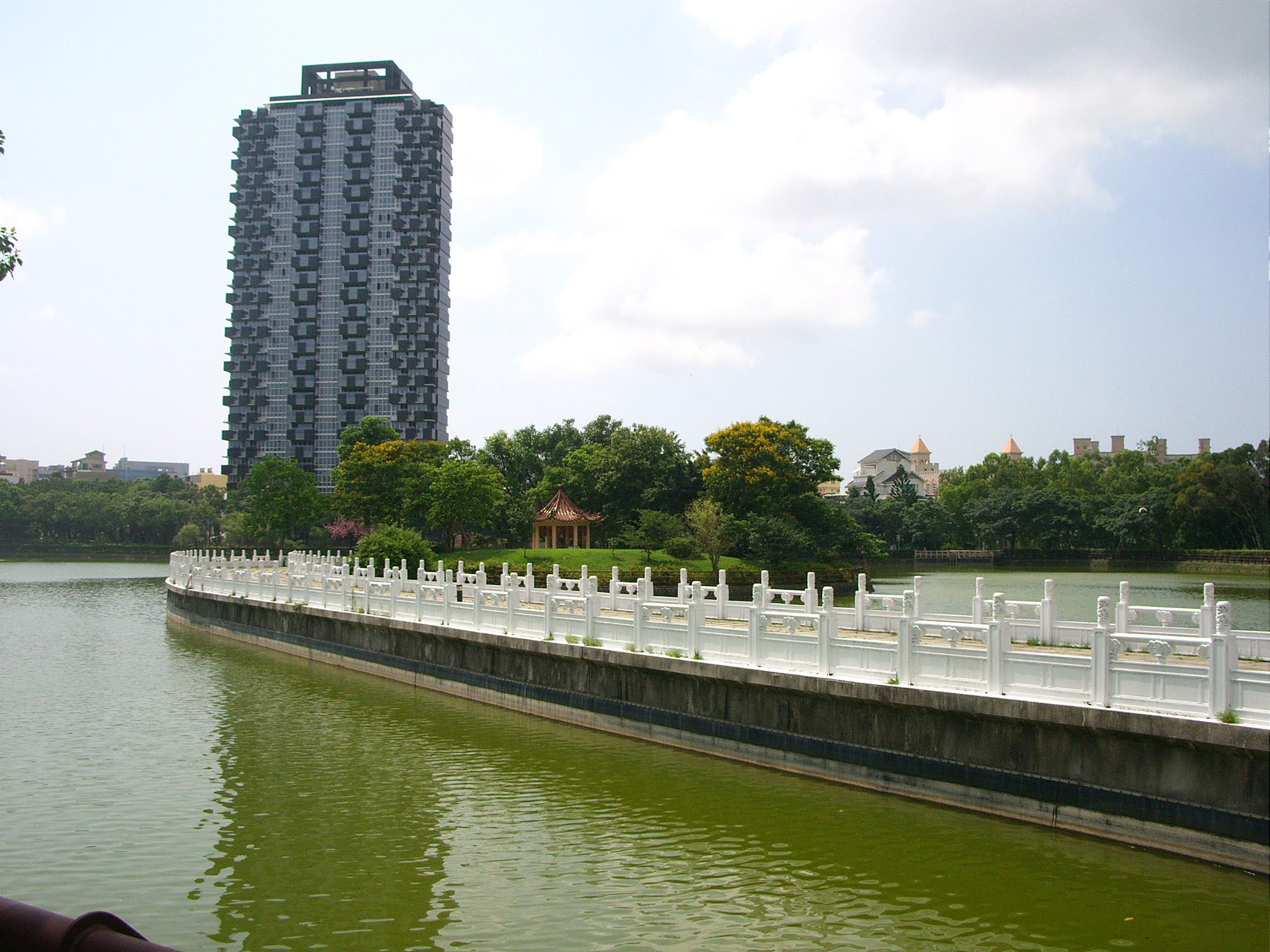 新竹旅遊景點靜心湖旁大樓