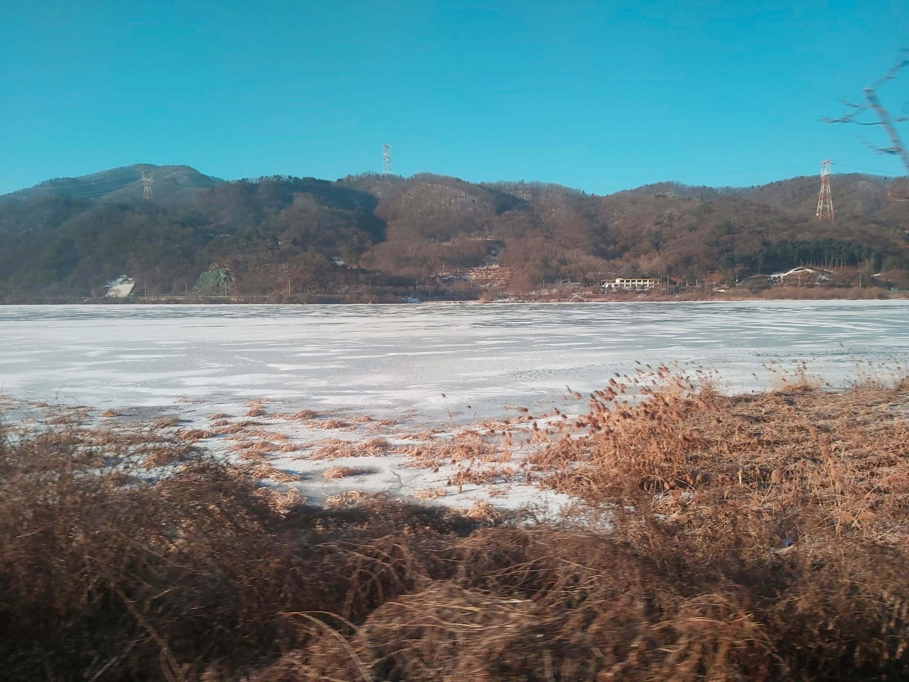 韓國洪川大明滑雪村沿途風景河流結冰